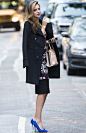 Miranda Kerr米兰达.可儿
当地时间10月15日，超模米兰达·可儿(Miranda Kerr)现身纽约街头。她身穿黑色大衣，内搭连衣裙。Prada的米色手袋和宝石蓝高跟鞋显示出她的时尚品位。