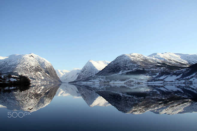 Lake reflection by E...