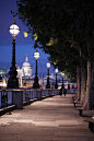 Queens Walk, Thames River, London
photo via asa