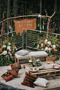 这个波西米亚风甜心桌空间有枕头，中性色调和郁郁葱葱的花香|  图片来自Storyteller Wedding