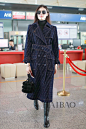 何穗2018年11月2日北京机场街拍：身着芬迪 (Fendi) 束腰长大衣，拎亚历山大·王 (Alexander Wang) 手袋，戴迪奥 (Dior) 太阳镜