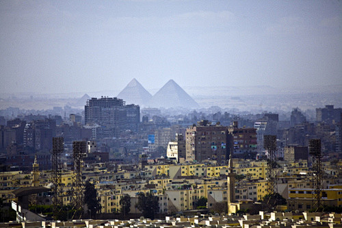 雾中的开罗，看上去像是一座死城，远方就是...