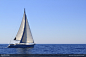 一辆航行在蓝色大海上的帆船