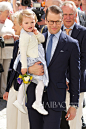 Princess Estelle上周末在瑞典出席活动，2岁的小公主在王储妈妈和爸爸Daniel的陪伴下完成了与瑞典人民的第一次近距离会面