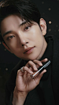 Celebrate Holiday season with Givenchy Beauty ambassador JOSHUA of SEVENTEEN.

@joshu_acoustic wears Prisme Libre Loose Powder in shade 01, Prisme Libre Skin-caring Corrector in blue and L’Interdit Cream Velvet in shade 12.

@joshu_acoustic
@ellejapan

#G