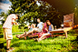 人,饮食,饮料,沟通,含酒精饮料_536889583_Young man taking pictures of friends on sunloungers_创意图片_Getty Images China