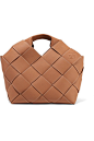 Loewe - 编织纹理皮革手提包 : 茶色纹理皮革
 开放式包口
 品牌特定颜色：Caramel
 附防尘袋
 重量约为 1.7 千克
 西班牙制造