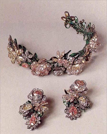 这是一套18世纪中叶制成的王冠，用了钻石...