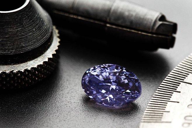 澳大利亚矿区开出罕见紫钻 价值是白钻50...