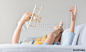 男孩使用与在沙发的一架玩具飞机。 孩子和玩具概念图像。