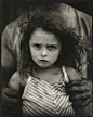 Lens杂志·资讯推荐:

美国著名女摄影师Sally Mann的作品《亲密家庭》以她的三个孩子为主题，记录了他们对客观世界懵懂认识和故作深沉的瞬间。莎丽·曼不仅用镜头将孩子们特别是女孩们的天真、纯洁和不羁定格在照片中，也把这一时期刻画在孩子们脸上的独立与依赖、坚定与脆弱、高傲与自怜连同青春的魅力和生命永恒，淋漓尽致的展现在人们面前，并试图呼唤全社会的人们关注这一时期的孩子。

 

(9张)