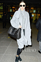 米兰达·可儿 (Miranda Kerr) 穿灰色大衣抵达伦敦