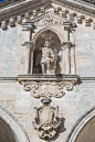 圣迈克尔的雕像，在阿普利亚的圣天使山同名教堂上方。