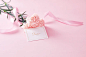 鲜花花朵丝带缠绕的康乃馨鲜花贺卡在粉色背景上的场景教师节母亲节配图