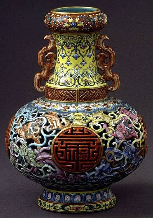 國寶級的清乾隆時期絢麗的瓷器   #古董...