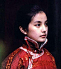 赵薇 93年在《画魂》里打酱油 站背景演了一个舞女 大概是17岁 
　　还有满满的婴儿肥的即视感_(:з」∠)_ 但是看起来真的好像油画上的姑娘