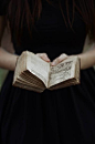 纯黑色的衣服，一本很古老的书，超有感觉的