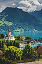 Thun, Switzerland。瑞士图恩，位于伯尔尼的东南图恩湖畔的小城图恩，和大多数瑞士城镇一样，不大，仅4万多人口，但很精致。图恩的地理优势在于该城离著名的旅游胜地因特拉肯和首都伯尔尼都只有半小时的火车路程。就在图恩湖流出的阿勒河河口附近，天气晴朗，可以看到少女峰等雪山。图恩老城最醒目的标志是位于老城高处建于12世纪的城堡。