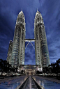 【双峰塔—马来西亚吉隆坡】曾经是世界最高的摩天大楼，直到2003年10月17日被台北101超越，但仍是目前世界最高的双塔楼，也是世界第四高的大楼。楼高452米，共地上88层，大楼表面大量使用了不锈钢与玻璃等材质，并辅以伊斯兰艺术风格的造型，反映出马来西亚的伊斯兰文化传统。