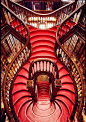 [] 【莱罗书店：书虫们流连忘返】书店中央有一个漂亮的木制楼梯，一直通到楼顶；读者可以透过玻璃楼顶，360度仰望天空。位于葡萄牙波尔图。