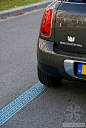 Zabela Boloz和 Kasia Zareba 设计了一个室外候车区，标注了Mini Design Rides（“荷兰设计周”期间在埃因霍温可以免费搭乘的出租车）的候车区域。这个蓝色的候车区域在埃因霍温Klokgebouw街对面。蓝色的轮胎痕迹就像汽车刚刚驶过新油漆一样。只是用这两种元素，设计者就可以清晰的标注候车区域并且把游客指引到这儿。候车区是为参加“荷兰设计周”的游客建立的，目的是使埃因霍温的公共空间表现的更加有活力。这个区域从远处可以清楚的看到，而且蓝色的设计吸引了各种各样的人而且受到他们的