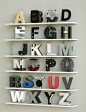 平面設計師Vinicius Araujo設計了一套擬物26個科技公司產品的字母表 : 來自里約熱內盧的平面設計師Vinicius Araujo設計了一套非常獨特的字母表，這26個字母分別代表了26家科技公司。不僅是字母取自這些公司的首字母，就連字母的形象、質感、顏色也來自這些公司的標誌性產品。

從A到Z，你能辨識出多少呢，試試看。