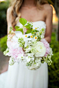 白，绿，粉色的婚礼布置，干净透明的颜色