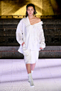 FashionModels超话 @刘雯 助阵Alexander Wang 2020春夏纽约大秀，身着露肩衬衫装亮相T台。 ​​​​