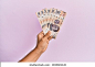 Hispanic hand holding 500 mexican pesos  banknotes over isolated pink background. 库存照片