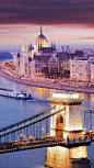 匈牙利，布达佩斯，在著名的链子桥上望着平静的多瑙河，远望宏伟的匈牙利国会大楼，欣赏这座诗意的城市。壹刻传媒