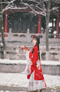 《梅花雪》<br/>落落红衫覆雪开，<br/>飞花云霰自天来。<br/>簪得一支梅轻鬓，<br/>仙岭幽香锦自裁。<br/>