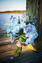码头、蓝色和白色搭配的花艺、海鲜，游艇，海边主题婚礼
