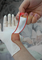 由Park Bomin等人设计的安全手术手套（Safe Cut Surgical Glove），是在极具弹性的手术
手套腕部周围通过扎点制成圈线，脱掉手术手套的时候可以因扎点圈线安全断开，致使手术手套
不能回收利用。它获得了2012年红点设计奖