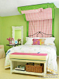 创意家居家装这间卧室的色彩以俏皮的粉色与绿色为主，看上去清新可人。而点睛之笔则是那个粉红色格子棉布遮蓬，使整个卧室都散发着一股甜味，适合那些充满童趣的女生们。