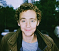 #Tom Hiddleston# When you are young.(抖森大男神年轻时的穿衣品味也是很亲民嘛，笑容一如小天使般温暖又灿烂）