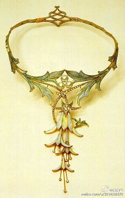 穆夏不僅是個畫家，他也設計珠寶，圖1的蛇...