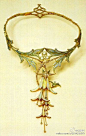 穆夏不僅是個畫家，他也設計珠寶，圖1的蛇形手鐲是他為女演員 Sarah Bernhardt 在『埃及艷后』中設計的。