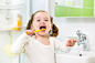 刷牙的外国儿童高清图片