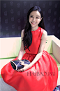 8月28日，张静初身着来自栋梁的Ms MIN大红色无袖真丝连衣裙现身广州，受邀出席马连奴2015年新品趋势时尚秀活动。