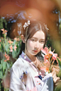 采莲曲 | 麝兰 #汉服之美# 
荷叶罗裙一色裁， 芙蓉向脸两边开。 
乱入池中看不见， 闻歌始觉有人来。 
出镜/弥秋君
摄 / 赏味期先生 
衣 / 芥子记