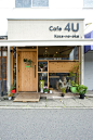 Cafe4U | Kamakura, Japan. Is that a fold-it table from the window wall!??: