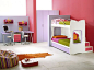 粉红的背景墙，白色的儿童床，以及紫色的书桌，展示出儿童的多彩世界。