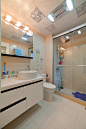 现代简约风格二居99平家庭卫生间浴室柜淋浴房装修效果图