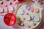 武汉SissiCakeDesign【和风甜品台】 By @Sissi Cake Design :  一款极其别致、精巧的和风主题甜品台。雅致的日本文化不一定只有粉嫩的“樱吹雪”，还可以是卡哇伊的招财猫、靓丽花纹的和服。注意看小细节，甜品师花了很多心思在器皿和小道具上哦：扇子变成容器、寿司盘是饼干托、全套日式的杯碗盘碟，这就是和风主题甜品台独一无二的魅力与精致。