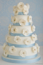 白色配蓝色的婚礼蛋糕，好舒适清新