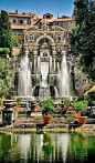 意大利蒂沃利的埃斯特别墅 ： 意大利埃斯特庄园（Villa d’Este）与兰特庄园（Villa Lant ）、法尔耐斯庄园（Villa Farnese）并列文艺复兴三大名园，庄园位于意大利首都罗马东郊的蒂沃利，园林中大大小小数百座设计巧妙的喷泉与自然景观水乳交融，不仅使埃斯特别墅成为意大利园林设计的典范，也为它赢得了“百泉宫”的美誉