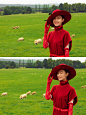 组图：倪妮一袭红衣酷劲十足 戴摩登帽眼神凌厉展复古异域风情 : 8月8日，倪妮工作室发布了一组倪妮的写真图。图片中，倪妮身穿红裙，戴复古摩登帽，酷劲十足。