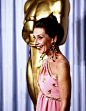 1986年3月24日，#Audrey Hepburn#在第58届奥斯卡颁奖典礼的后台。无惧衰老，优雅依然。