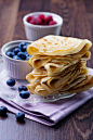 Crepes with berries. 薄饼和浆果。