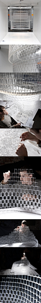 设计师 Tobias Tøstesen 用 8000 多块透明的乐高积木，手工制作了一盏巨大的吊灯.
